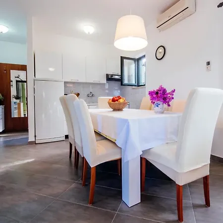 Holiday Ilovica - Mali Iž